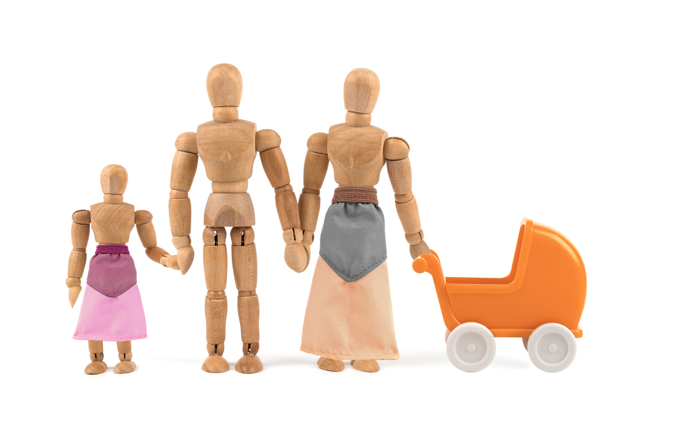 Familie dargestellt mit Holzfiguren